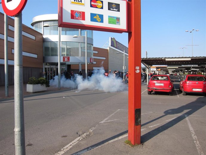 Traca Que Han Lanzado Los Piquetes A La Puerta Del Alcampo