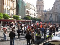 Un piquete recorre el centro de Murcia y se dirige a El Corte Inglés con la intención de cerrarlo