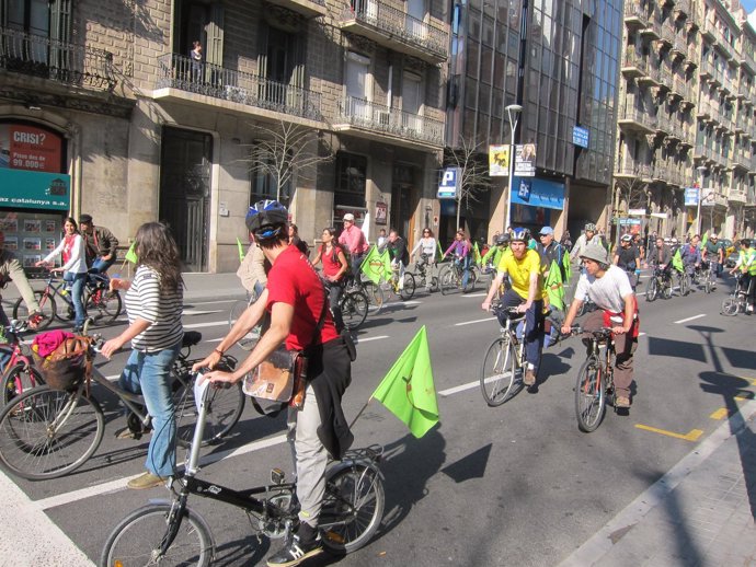 Ciclistas Marchan Por El Eixample En Contra Del Capitalismo
