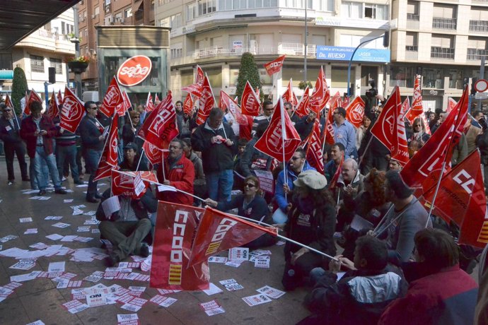 Manifestantes En Huelga A La Entrada De Una Gran Superficie De Alicante