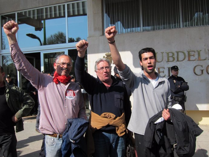Tres De Los Detenidos, Tras Su Liberación, Ante La Subdelegación Del Gobierno