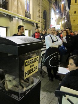 El Camarero De Un Bar, Frente A Un Piquete Informativo. Huelga General. 29M
