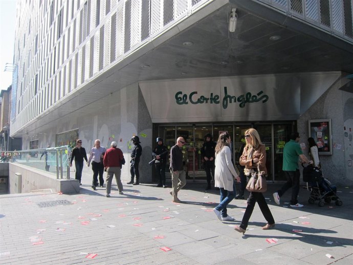 La Sede Del Cortel Inglés A Las 12 Horas.
