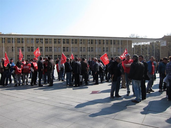 UGT Y Comisiones Se Concentran En La Plaza Del Ayuntamiento Por El 29M