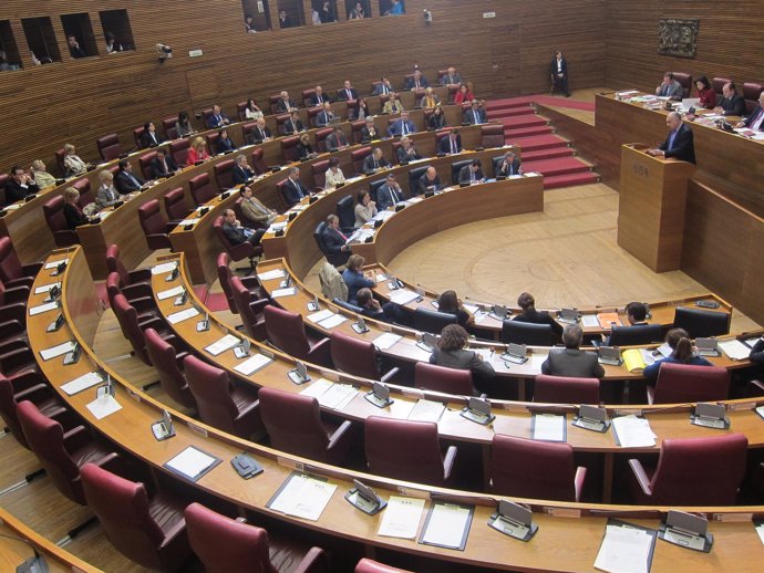 Escaños Vacíos De La Oposición En Las Corts En El Plenod El 29M