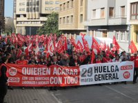 Miles de personas se manifiestan en Pamplona convocadas por UGT y CCOO contra la reforma laboral