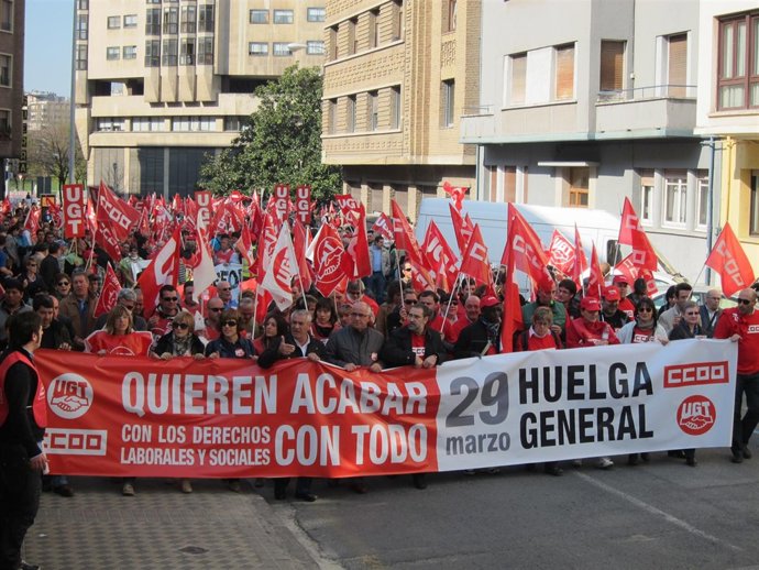 La Manifestación De UGT Y CCOO Ha Partido De La Sede De La Patronal.