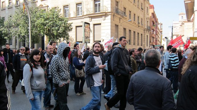Manifestantes Se Concentran Contra La Huelga General En La Gran Vía