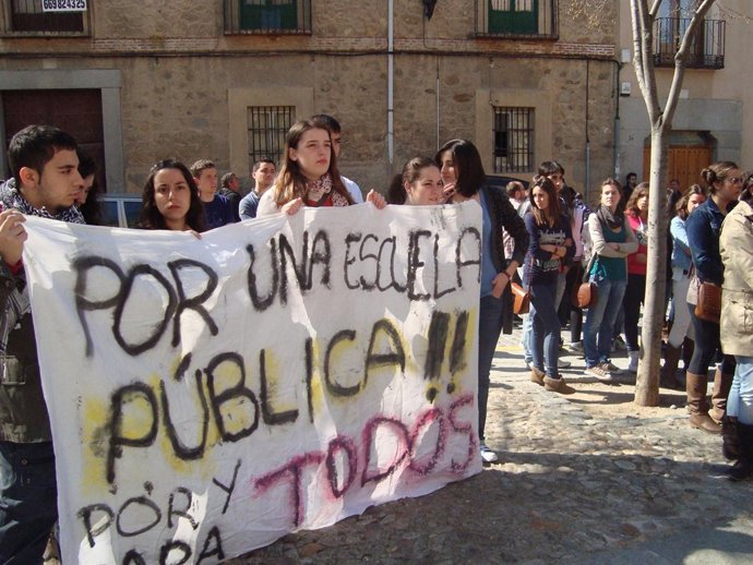 Estudiantes Se Manifiestan En Segovia