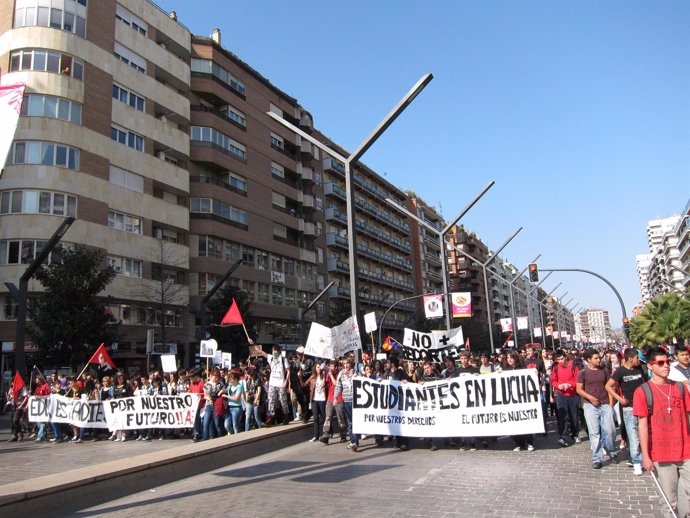 Estudiantes Universitarios Se Manifiestan Por Las Calles De Logroño