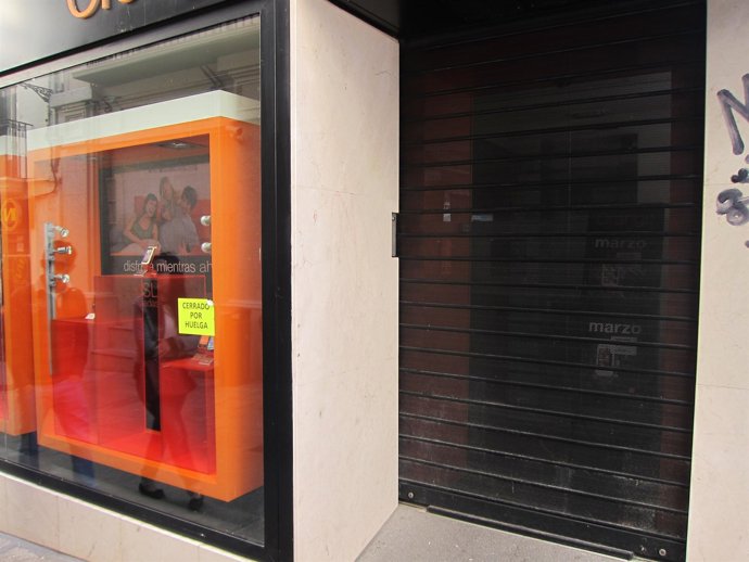 Un Establecimiento Cerrado En La Calle Pintores De Cáceres