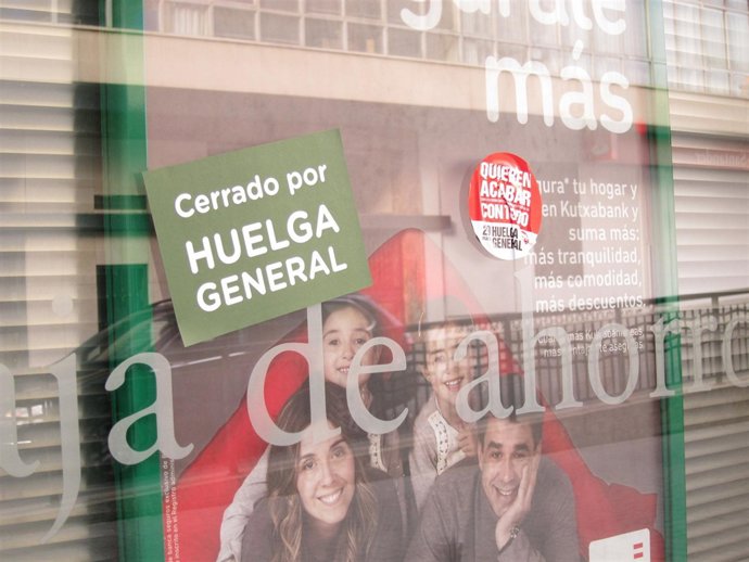 Imagen De Un Banco El Día De La Huelga General