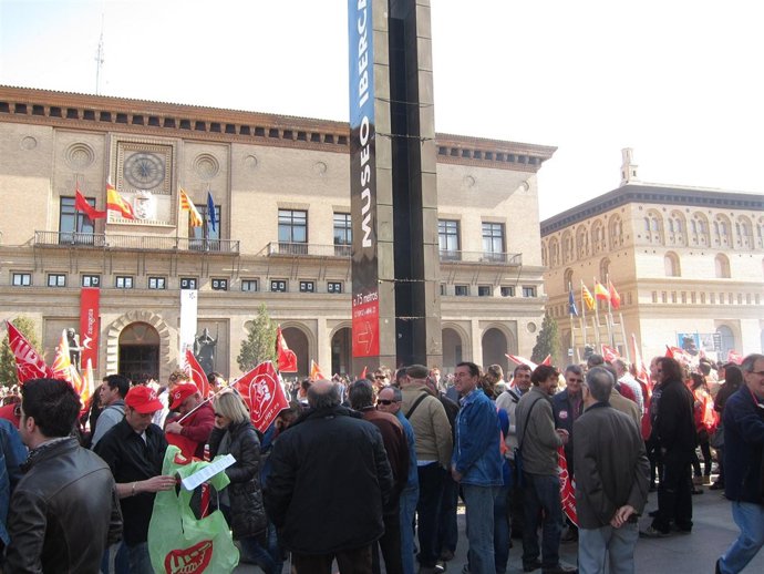 Manifestantes Sindicalistas En La Plaza Del Pilar