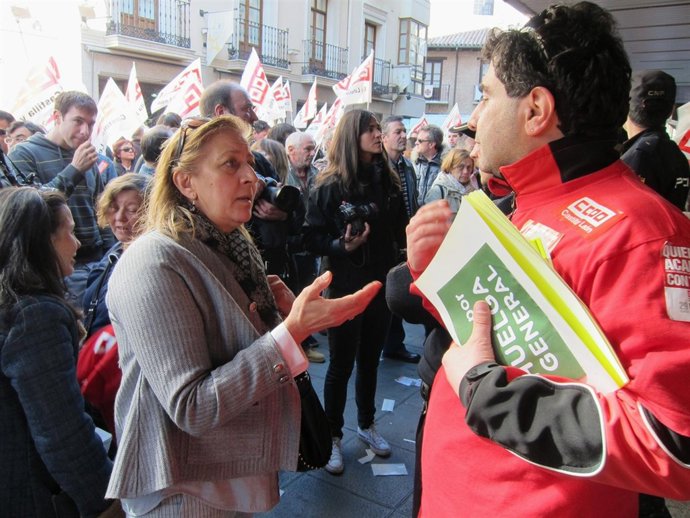 Una Clienta De Carrefour Discrepa Con Un Piquete De CCOO Sobre La Compra Hoy