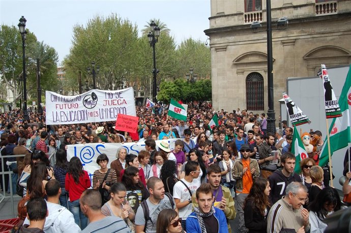 La Manifestación Por La Huelga General A Su Paso Por El Centro.