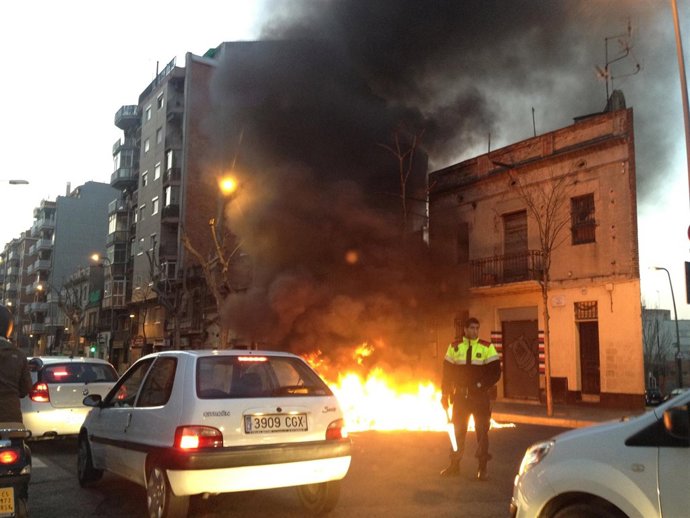 Hoguera De Piquetes Durante La Huelga General 2012 En Sants (Barcelona)