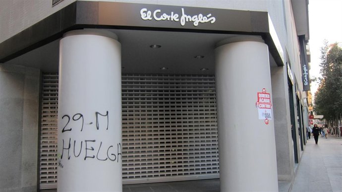 Comercios Con Pintadas De La Huelga