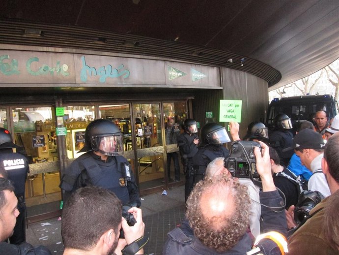 Manifestantes Ante El Corte Inglés El 29M