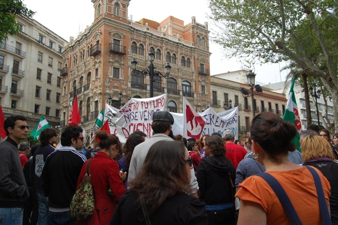 Manifestantes Por La Huelga General En El Centro De Sevilla.