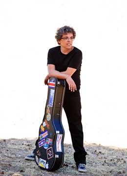 Nota De Prensa: El Cantautor Pedro Guerra Presenta Su Último Trabajo 'El Mono Es