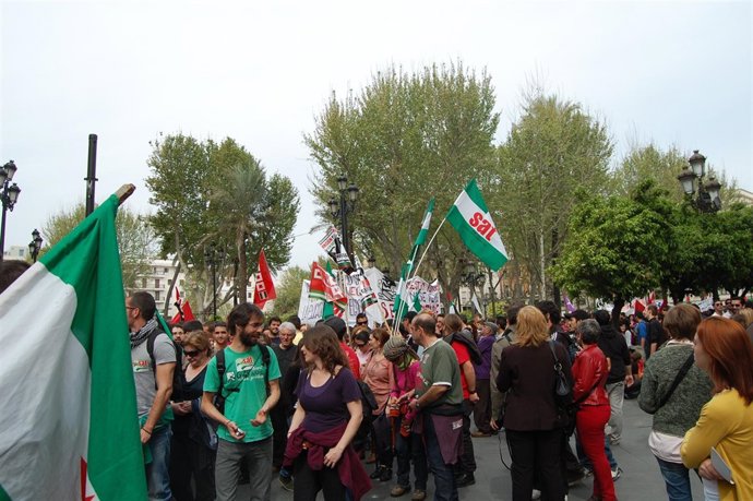 La Manifestación Por La Huelga General Atraviesa El Centro De Sevilla.