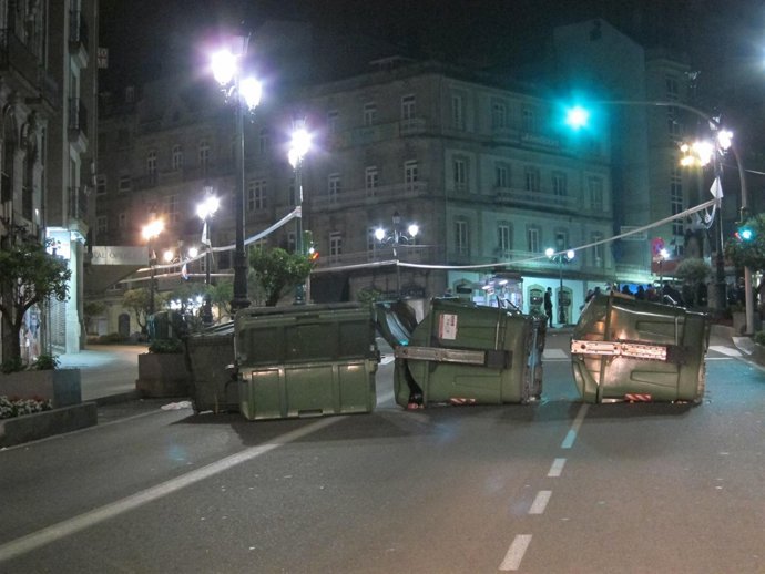 Contenedores Volvados En Vigo Tras El Paso De Los Piquetes
