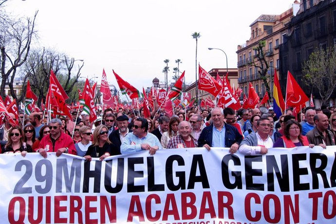 Cabecera De La Marcha General En Sevilla