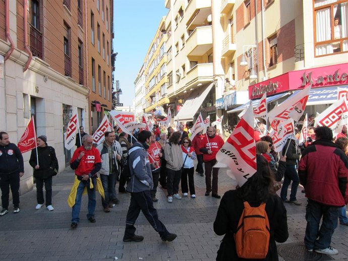 El Piquete Informativo Para El Comercio De Valladolid Recorre Una Calle