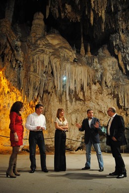 El Alcalde De Nerja Y El Presidente De La Diputación En La Cueva De Nerja