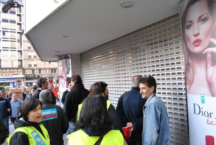 Piquetes En Un Centro Comercial En A Coruña