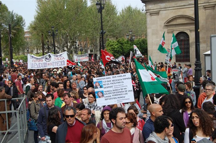 La Manifestación De La Huelga General A Su Paso Por El Ayuntamiento.