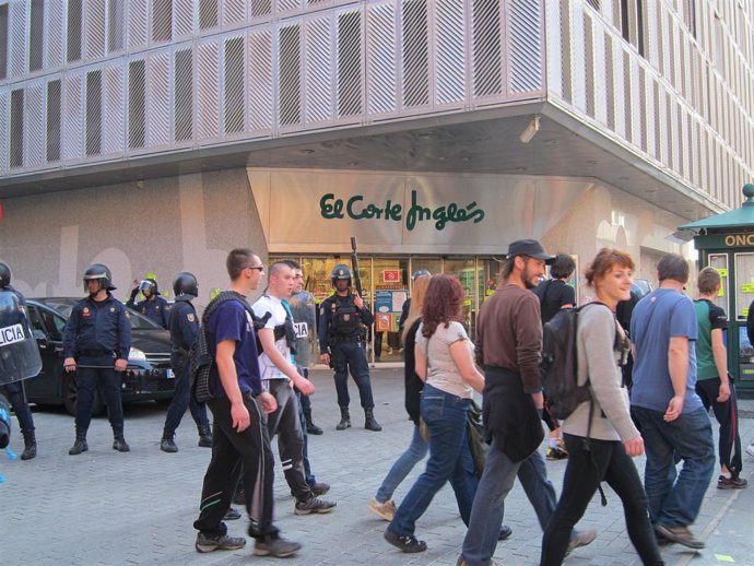 Agentes De La Policía Nacional En Las Puertas De El Corte Inglés De Pamplona