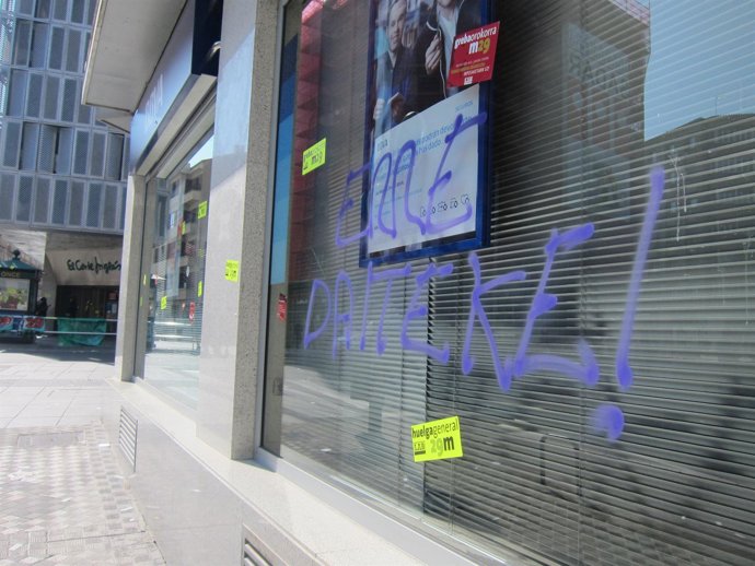 Pintada En Una Entidad Bancaria De Pamplona El 29M.