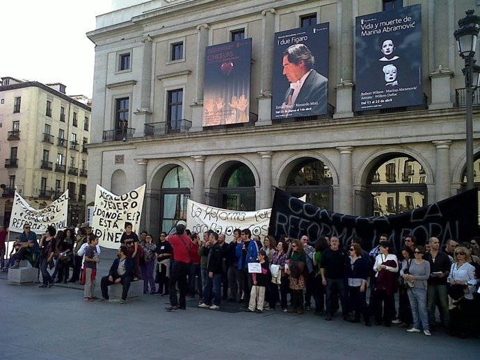 Trabajadores Del Real Manifestándose Frente Al Coliseo