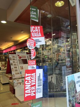 Un Comercio Valenciano Durante La Jornada De Huelga General.