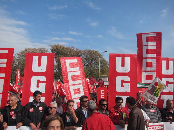 Imagen De Participantes En La Manifestación De La Huelga General En Huelva