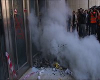 Huelga.- Los Bomberos de Barcelona intervienen en casi un centenar de contenedores quemados