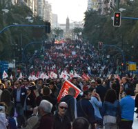 Decenas de miles de personas recorren la ciudad en protesta contra la reforma laboral