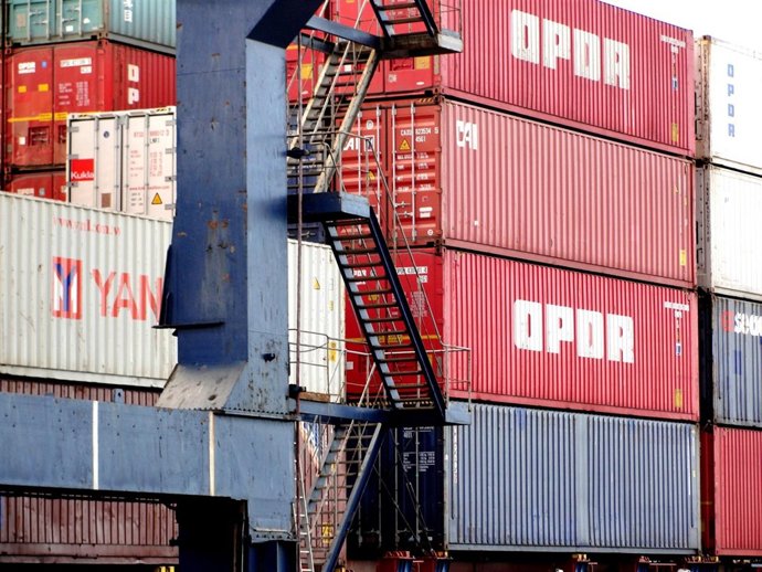 Contenedores En Un Puerto De Lanzarote