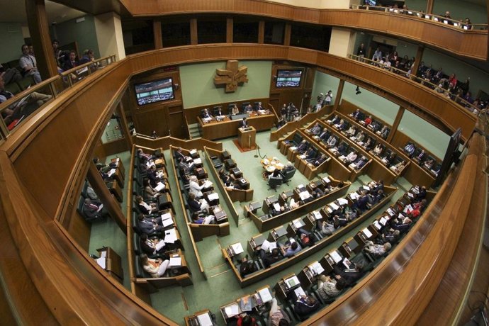 El Pleno Del Parlamento Vasco Debate La Ponencia De Paz