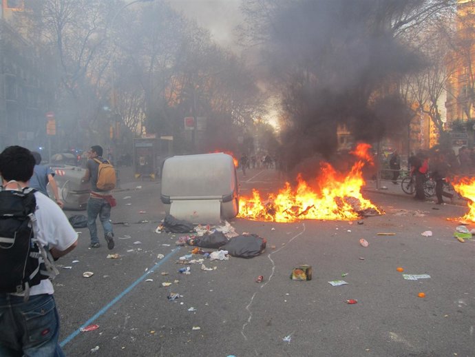 Disturbios En Barcelona Durante La Huelga General De Marzo
