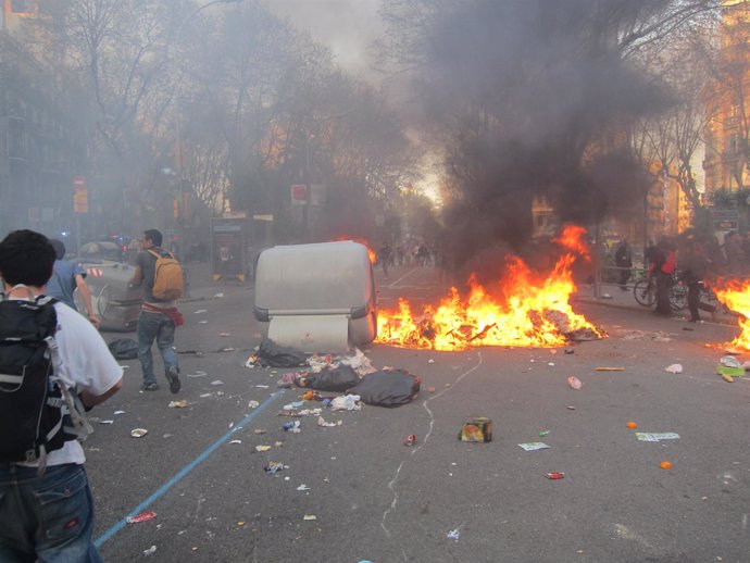 Disturbios En Barcelona Durante La Huelga General De Marzo De 2009