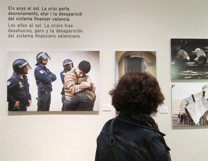 Una Espectadora En La Exposoición 'Fragments D'un Any'