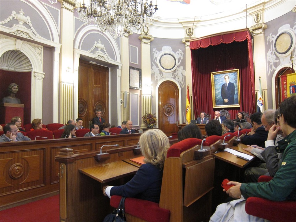 El Ayuntamiento de Badajoz aprueba los presupuestos para 2012 con el único apoyo del PP y el El Ayuntamiento de Badajoz aprueba los presupuestos para 2012 con el único apoyo del PP y el