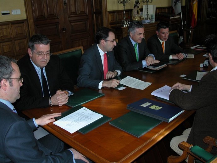 El Alcalde En La Firma De La Refinanciación