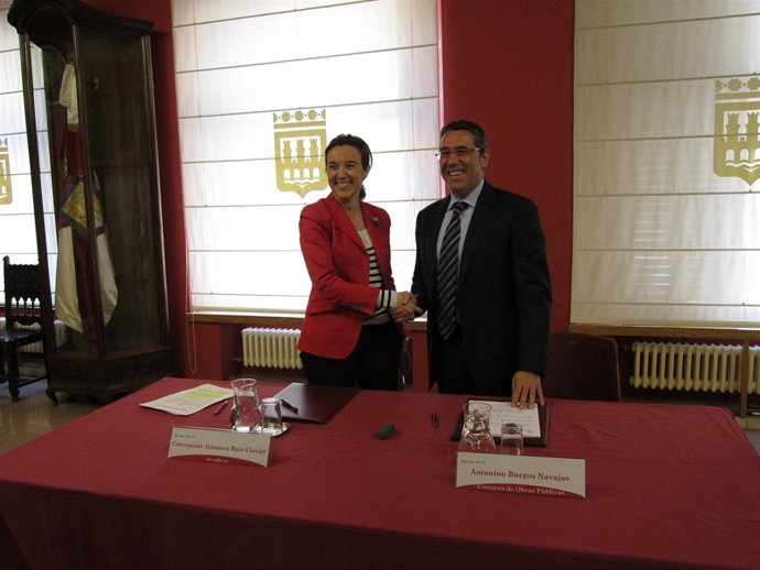 Gamarra Y Burgos Se Estrechan La Mano Tras Firmar El Convenio