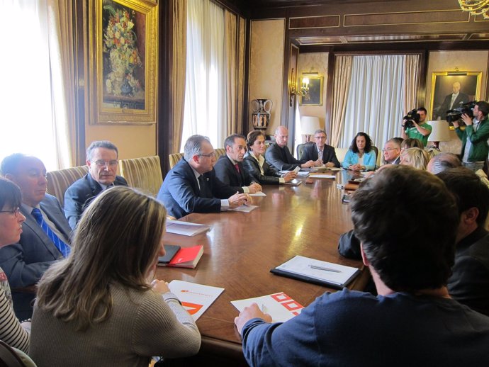 Reunión En El Palacio De Navarra.