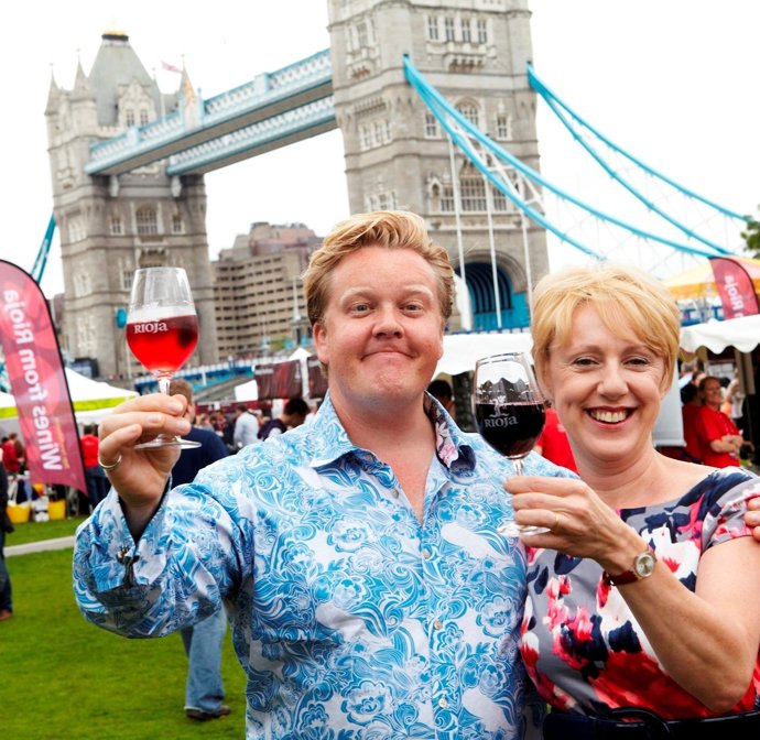 Presentador De La BBC Olly Smith, Acompañado Por Susy Atkin, Crítica Del Sunday 