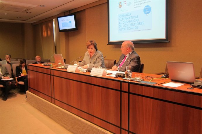 Luisa Cava De Llamo Y Carlos Carnicer