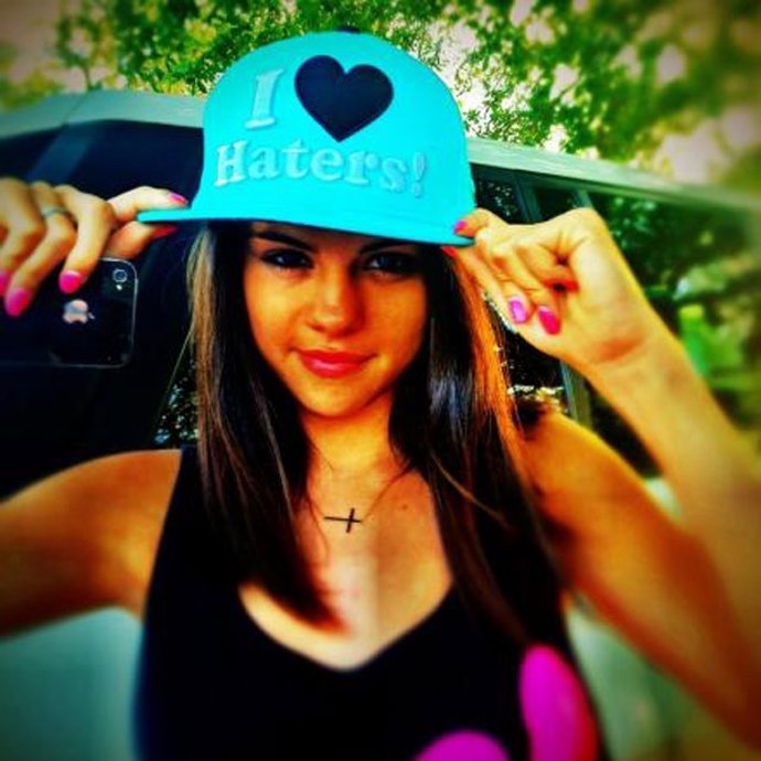 Selena Gomez Con Una Gorra